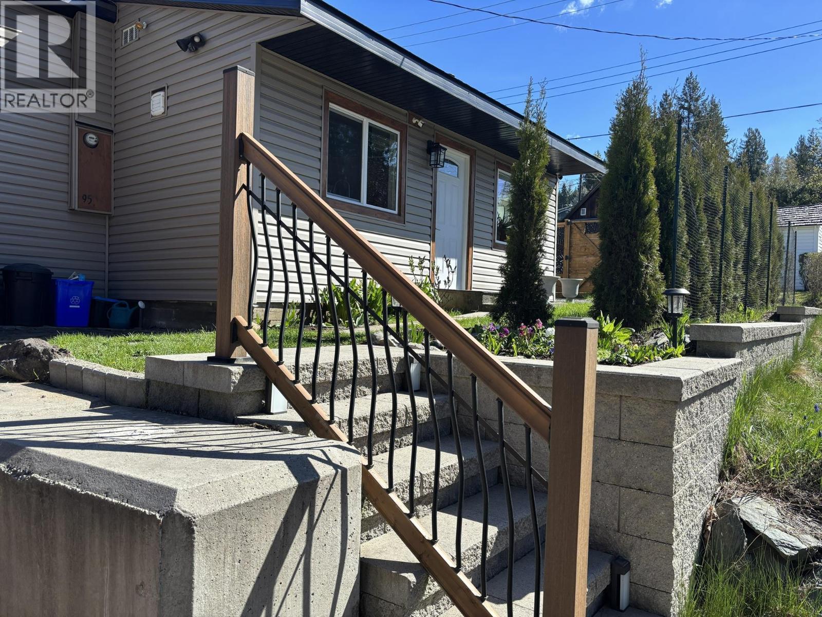 95 2nd Street NW, nakusp, British Columbia