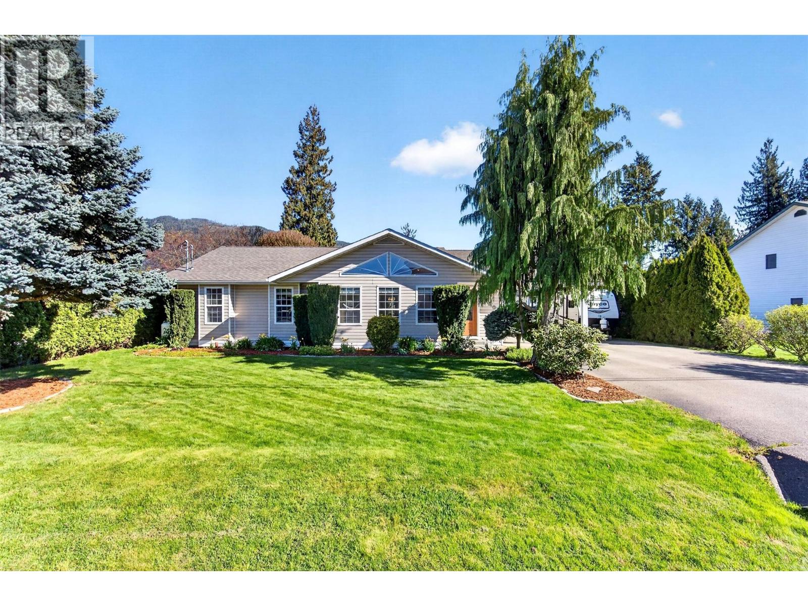 730 Parksville Street, Sicamous, British Columbia  V0E 2V0 - Photo 2 - 10384947