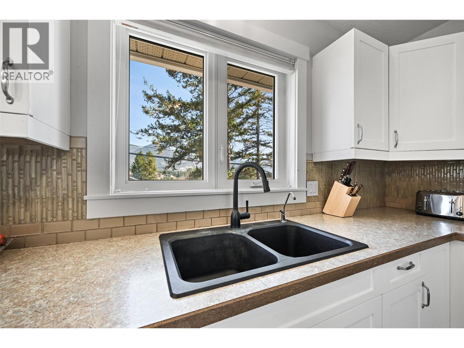 208 7th Avenue, Invermere, British Columbia  V0A 1K4 - Photo 11 - 10385124