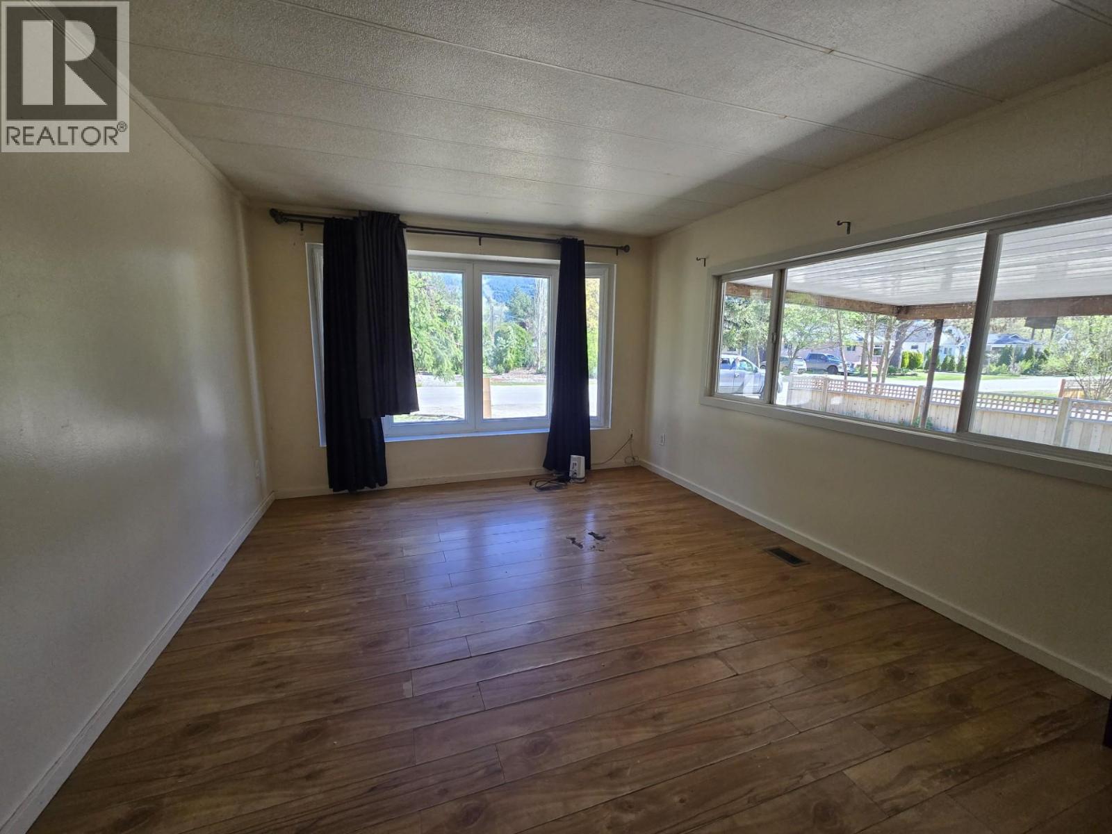 300 3rd Avenue, Castlegar, British Columbia  V1N 2A6 - Photo 10 - 10384861