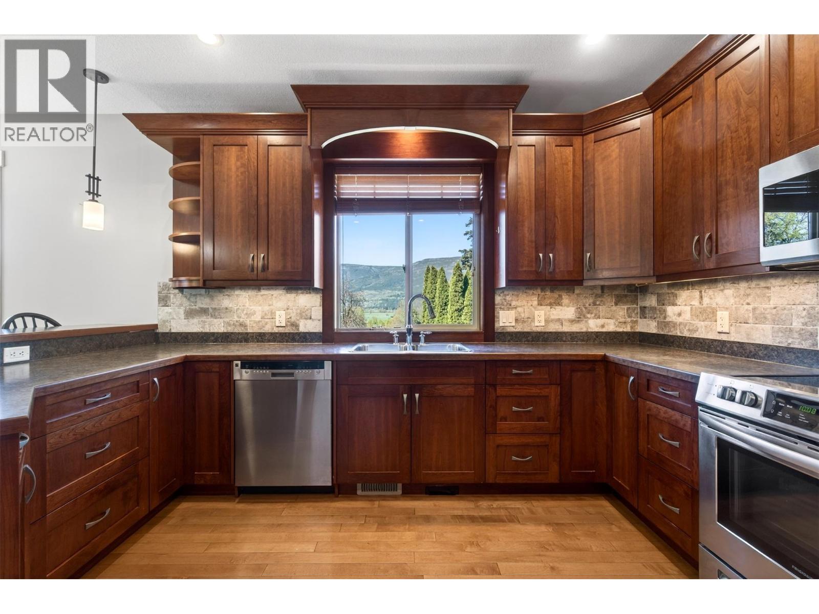 1291 23 Avenue Sw, Salmon Arm, British Columbia  V1E 0A9 - Photo 5 - 10384659