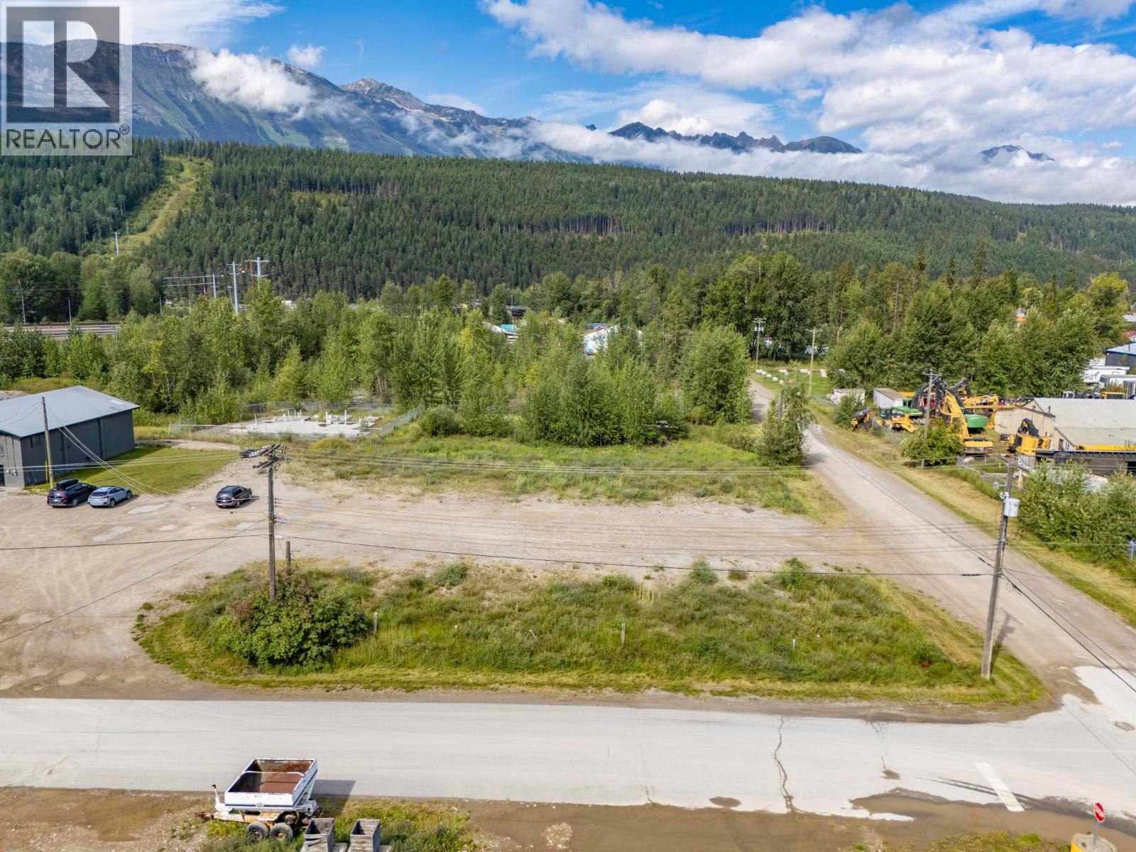 716 14th Street, Golden, British Columbia  V0A 1H0 - Photo 3 - 10385188