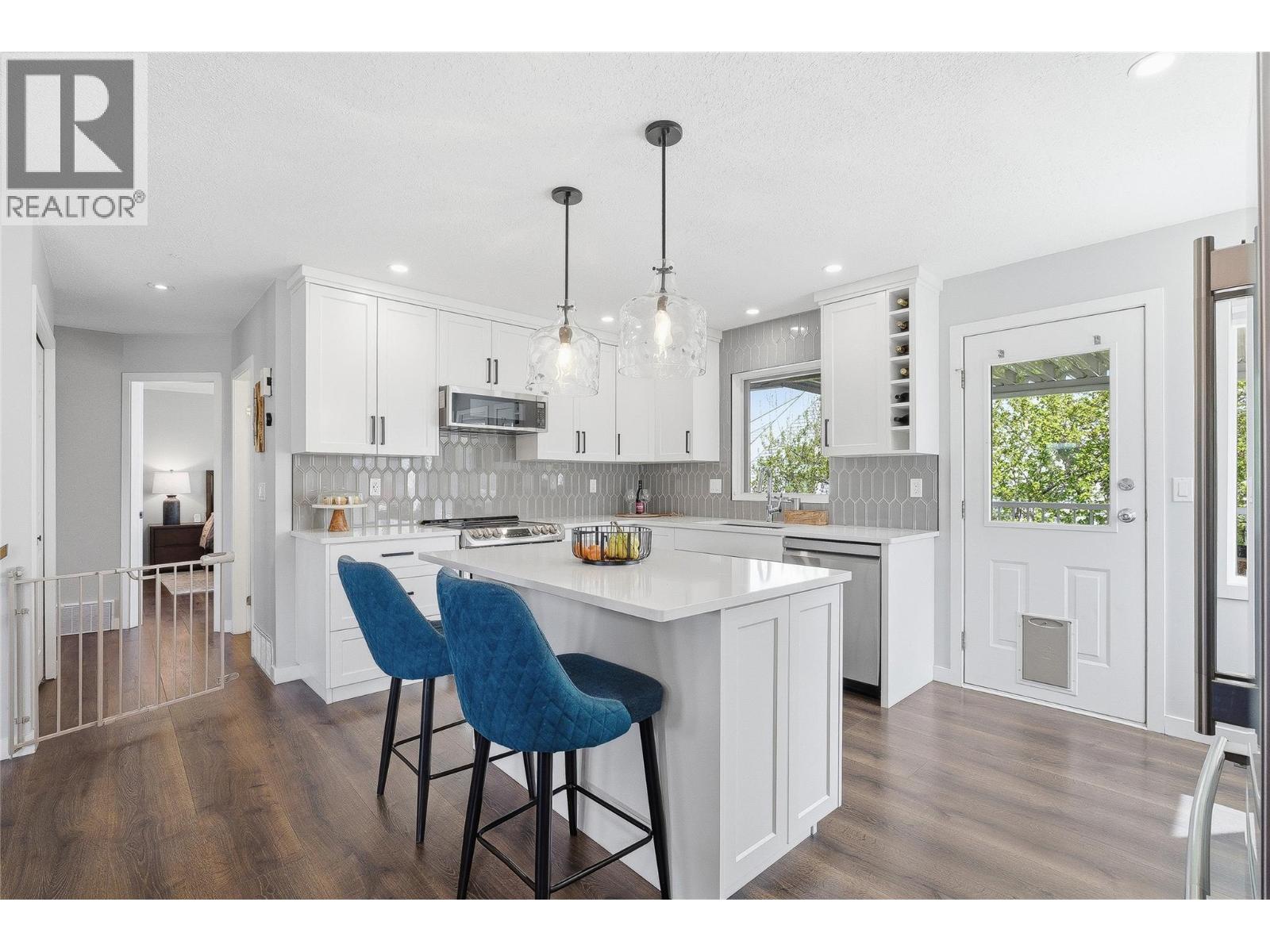 418 Malahat Place, Kamloops, British Columbia  V2E 2M8 - Photo 6 - 10383888