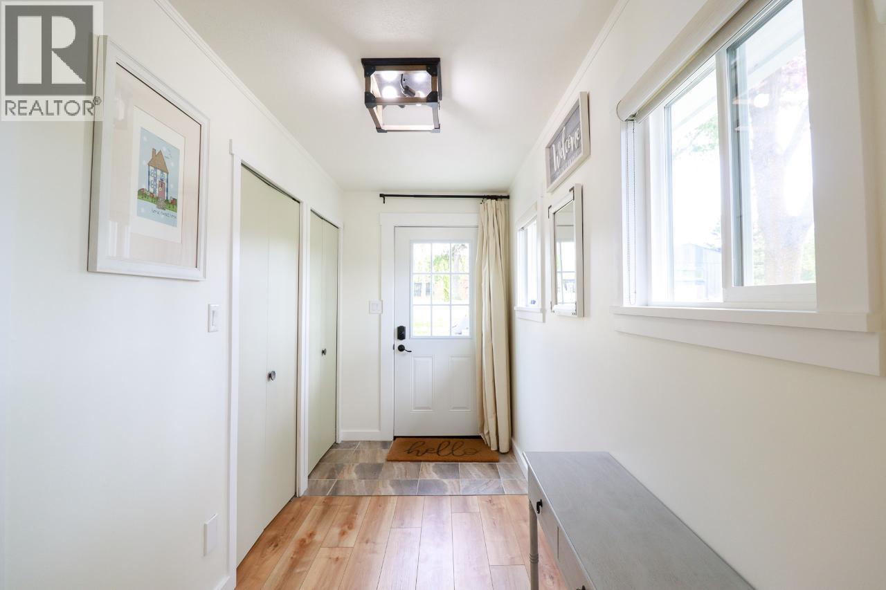 5816 Andrew Avenue, Summerland, British Columbia  V0H 1Z9 - Photo 3 - 10384538