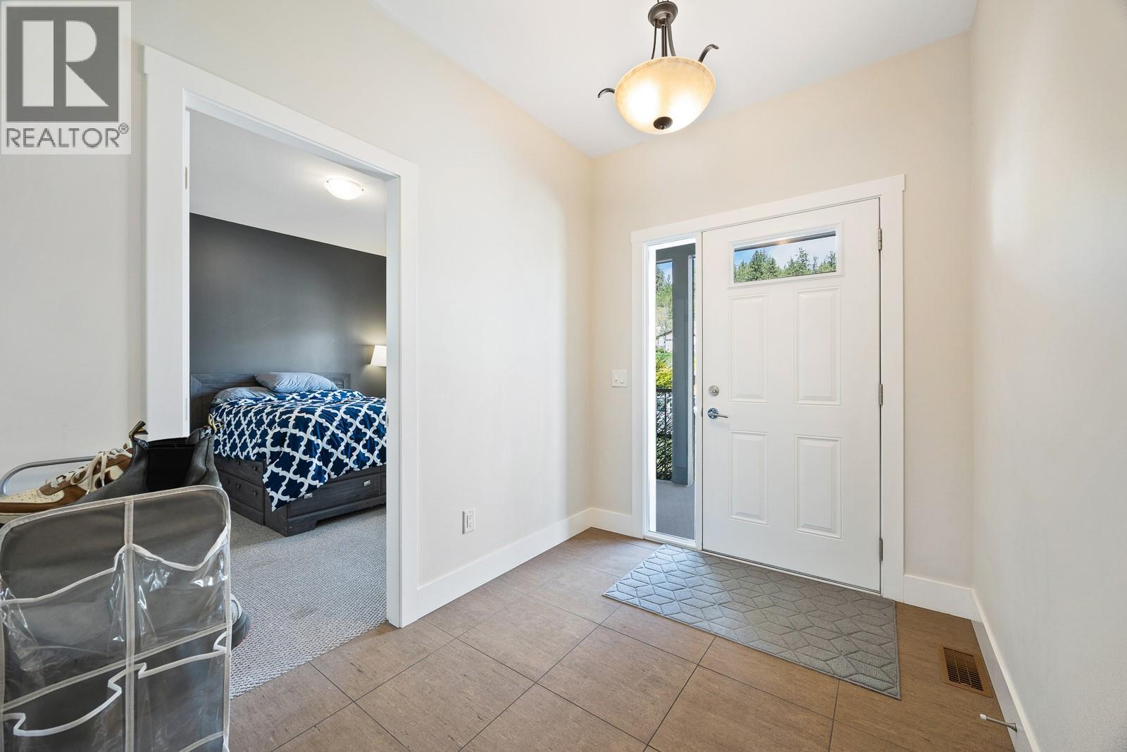 3007 Shetland Road, Kelowna, British Columbia  V1V 3A7 - Photo 2 - 10384895