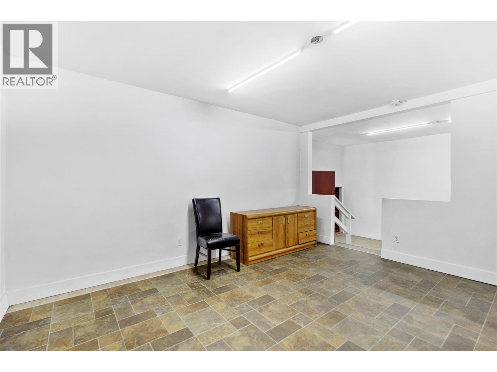 986 Victoria Street Unit# A/b, Kamloops, British Columbia  V2C 2B9 - Photo 9 - 10385239