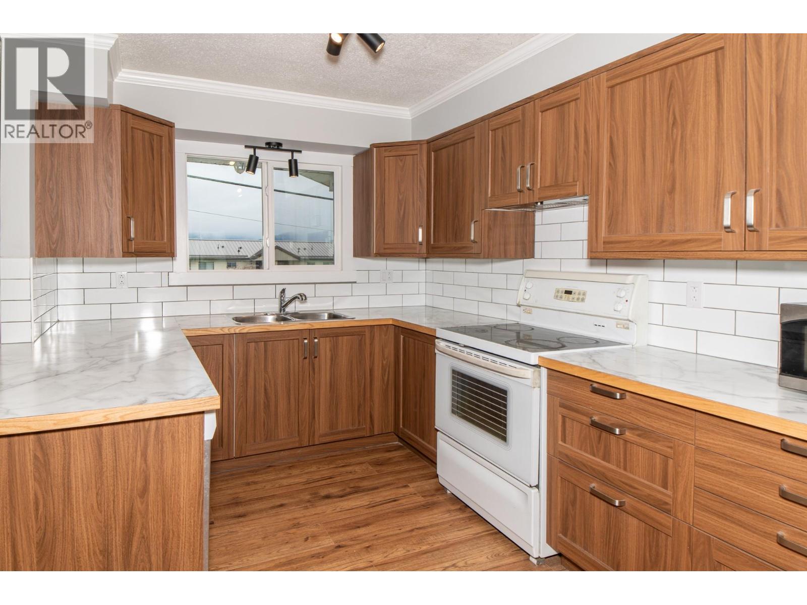 1828 Hurl Street, Creston, British Columbia  V0B 1G5 - Photo 3 - 10384713
