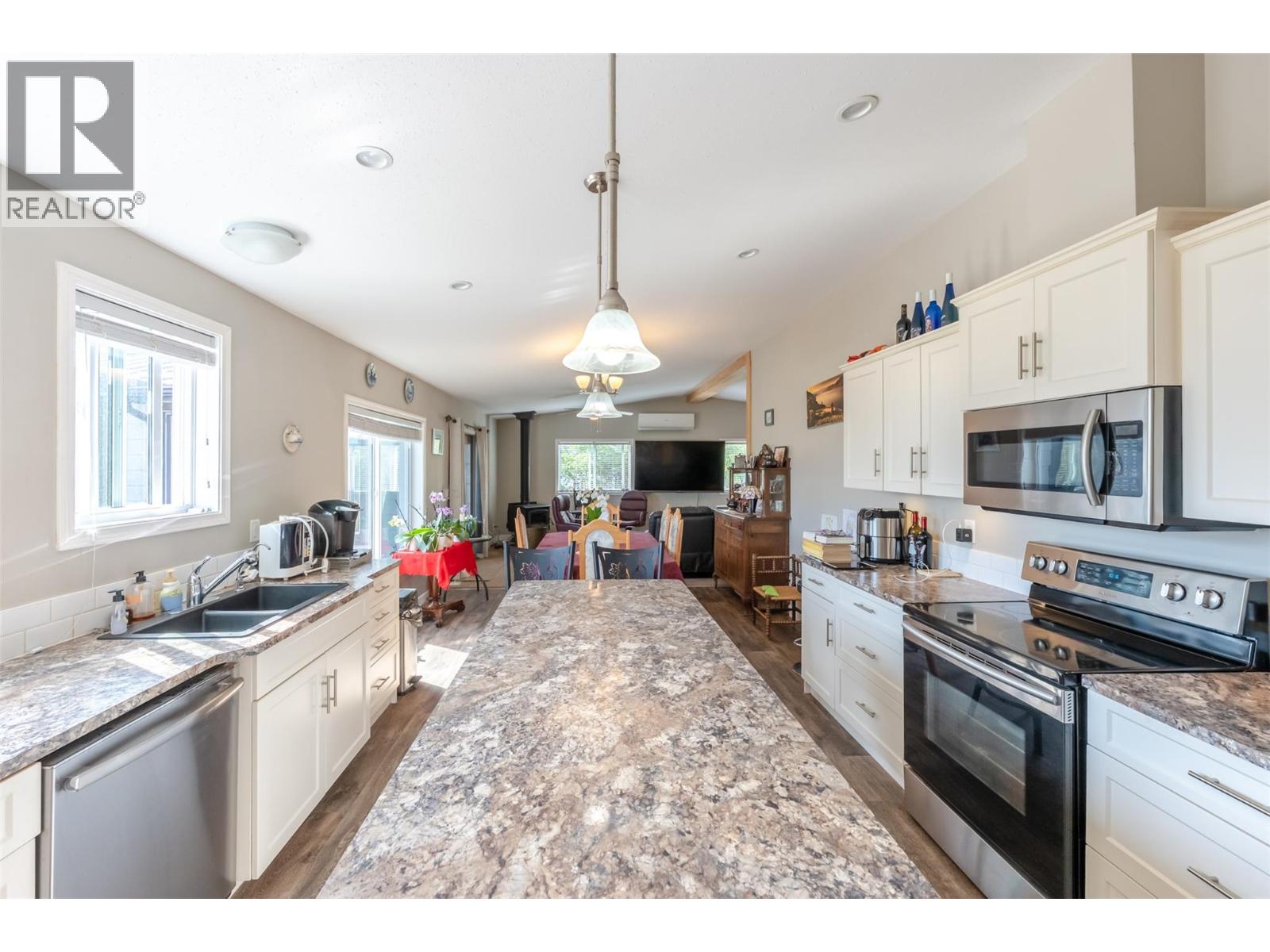 306 Hwy 97, Kaleden, British Columbia  V0H 1K0 - Photo 6 - 10384968