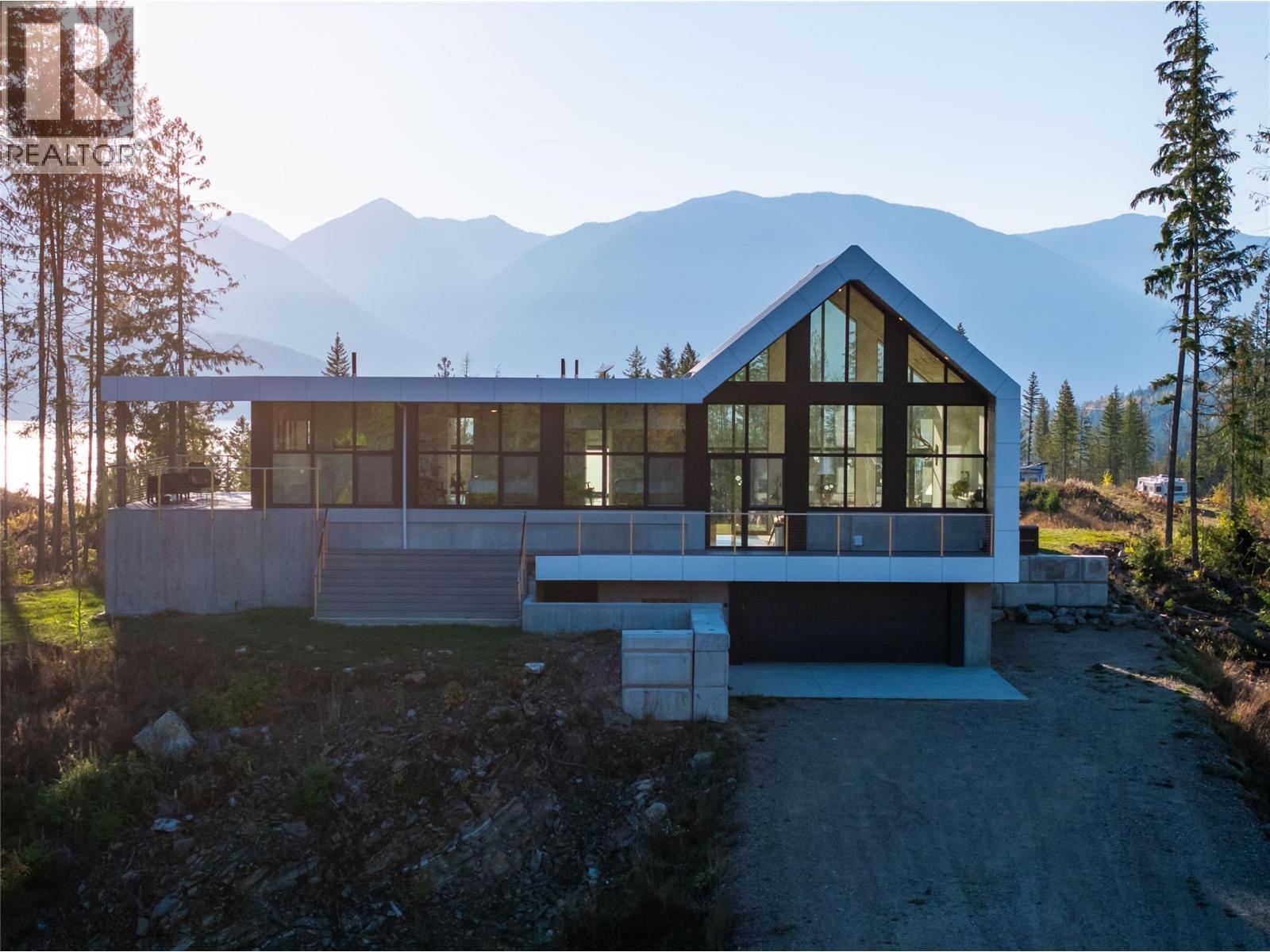 1950 Sidmouth Road, Revelstoke, British Columbia  V0E 2S0 - Photo 2 - 10385258