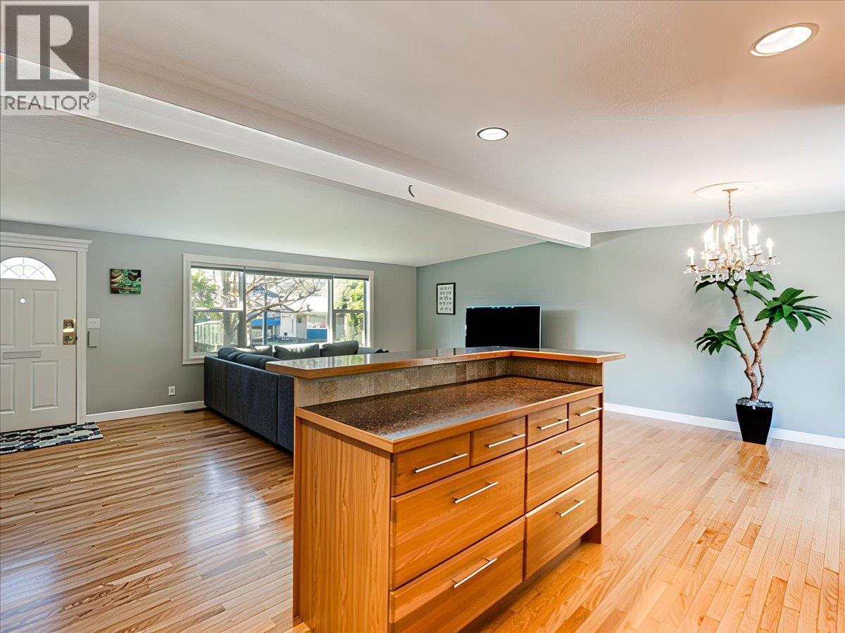3833 Dogwood Drive, Trail, British Columbia  V1R 2V4 - Photo 9 - 10385437