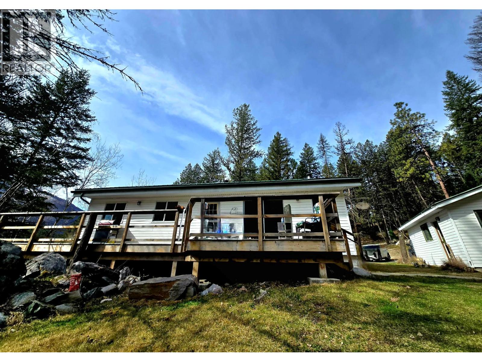 5648 Lazy Lake Road, Wasa, British Columbia  V0B 2K0 - Photo 6 - 10385067