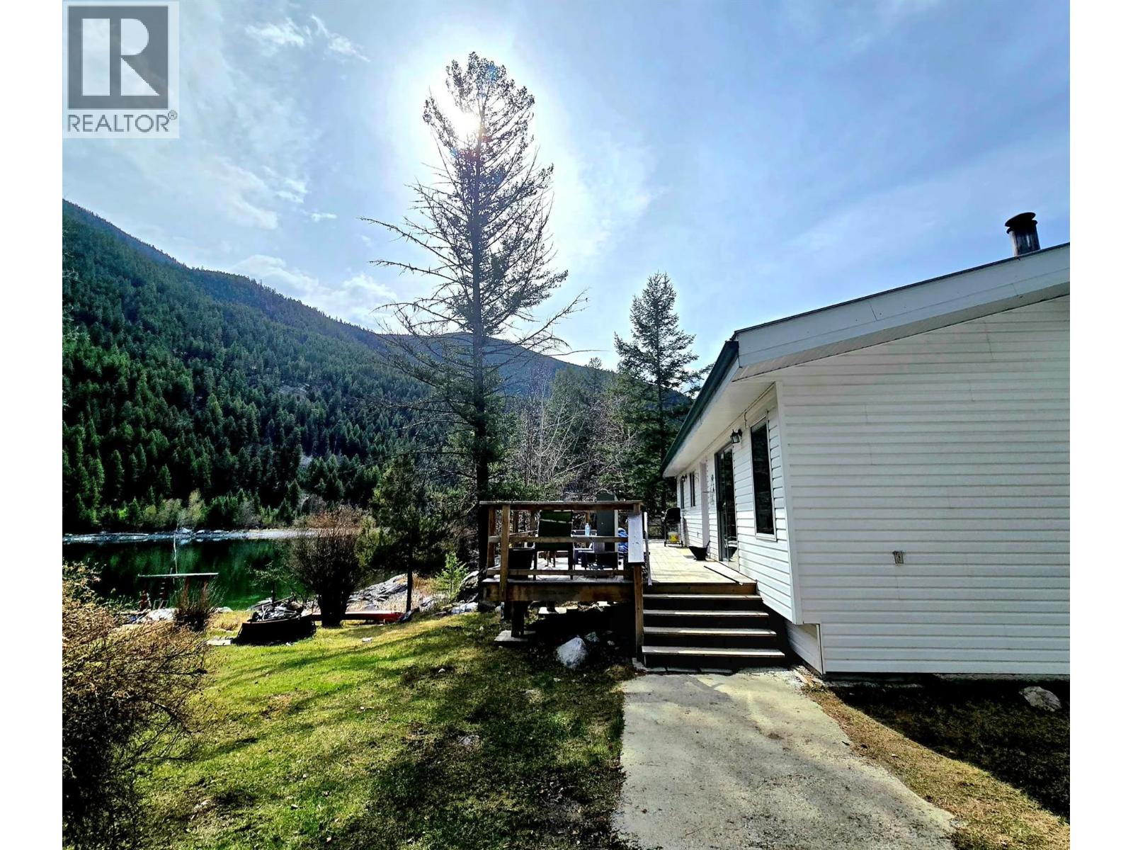 5648 Lazy Lake Road, Wasa, British Columbia  V0B 2K0 - Photo 8 - 10385067