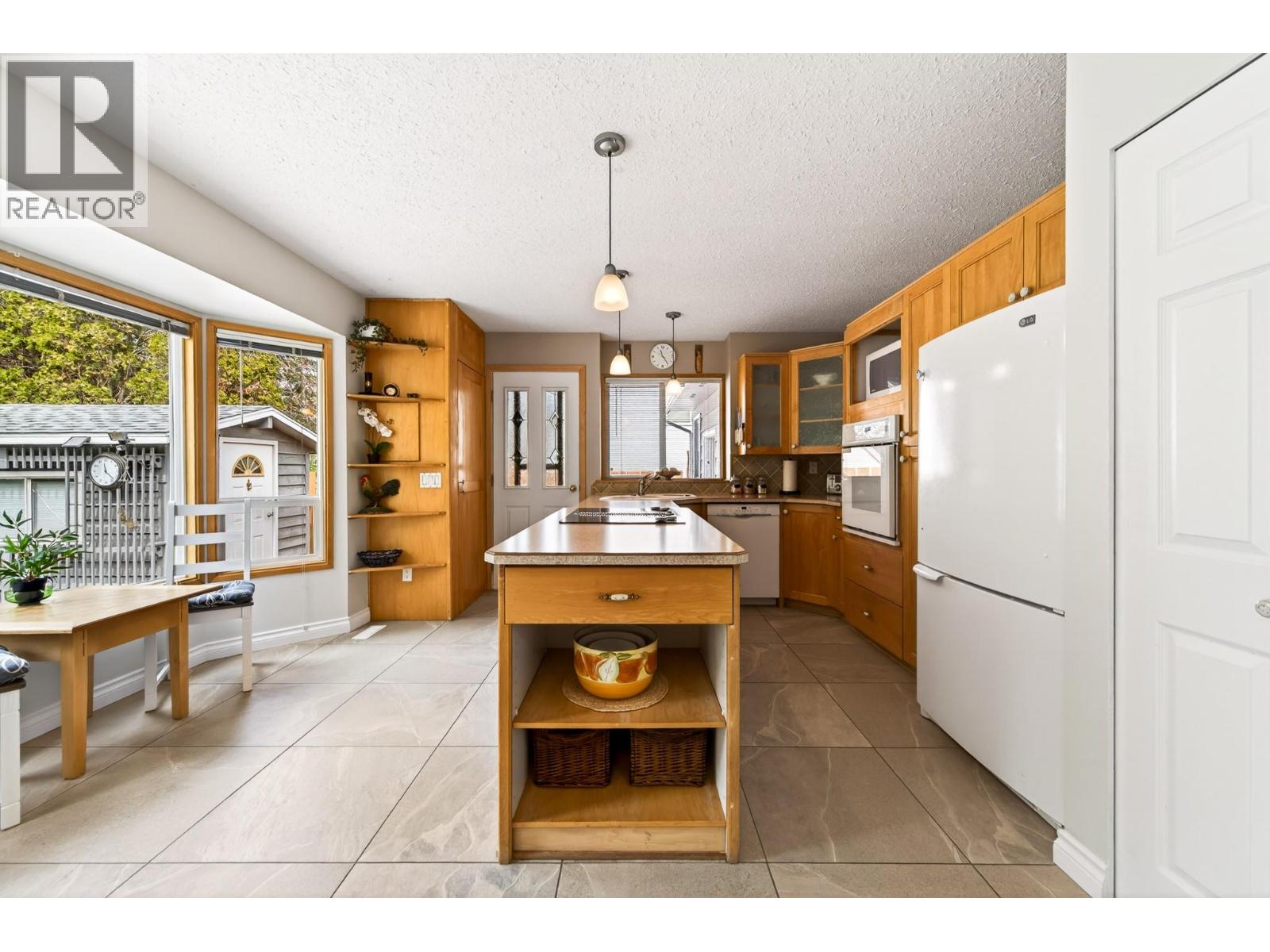 2185 Sifton Lane, Kamloops, British Columbia  V1S 1A4 - Photo 8 - 10385304