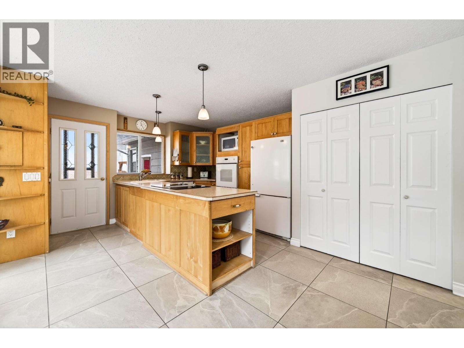 2185 Sifton Lane, Kamloops, British Columbia  V1S 1A4 - Photo 9 - 10385304