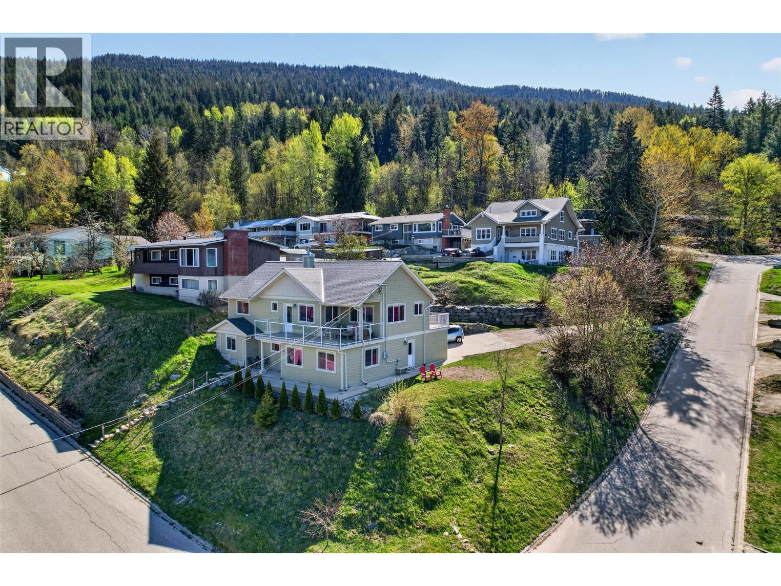 702 Richards Street, Nelson, British Columbia  V1L 5K6 - Photo 2 - 10385251