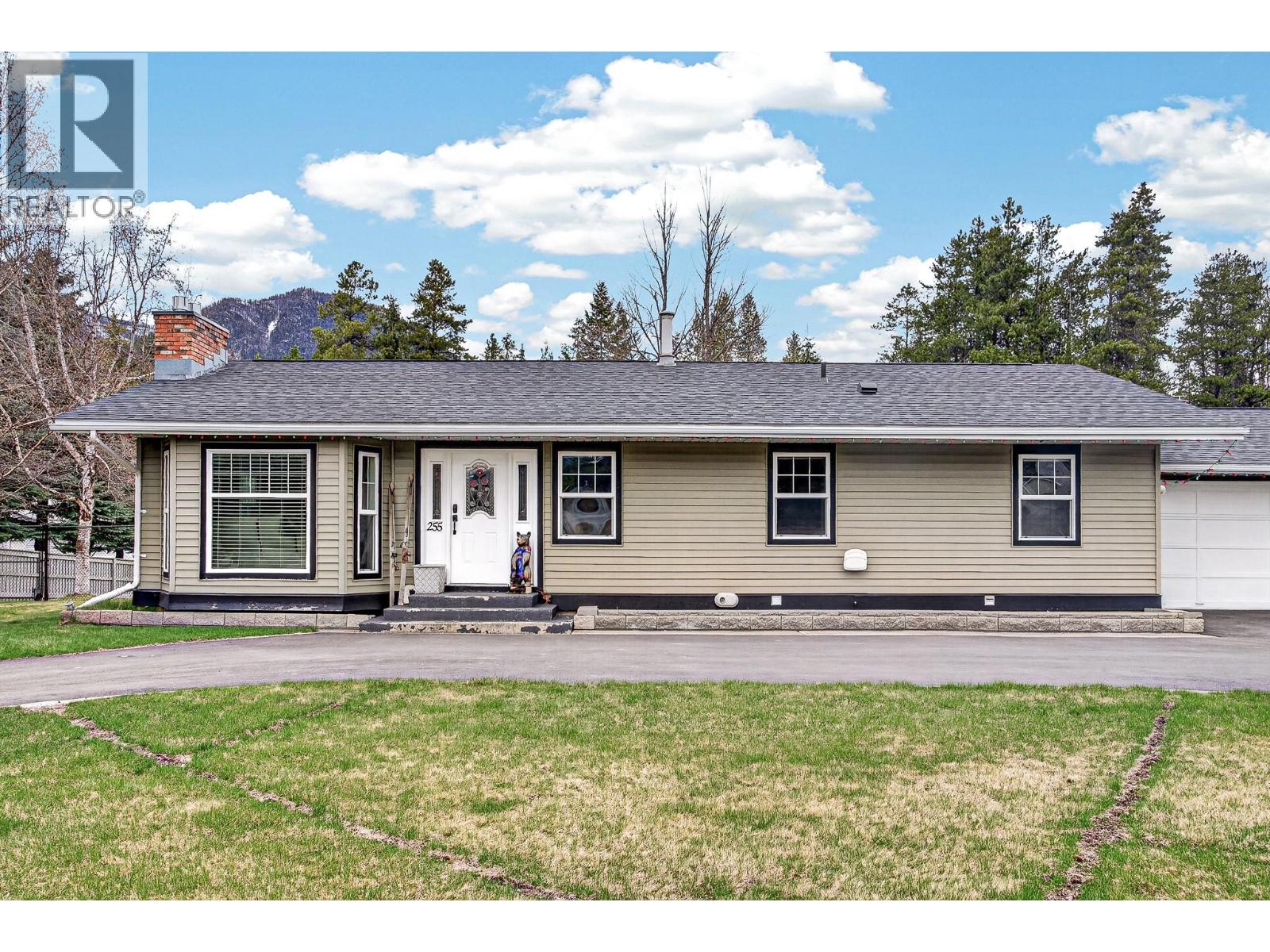 255 Pine Avenue, sparwood, British Columbia