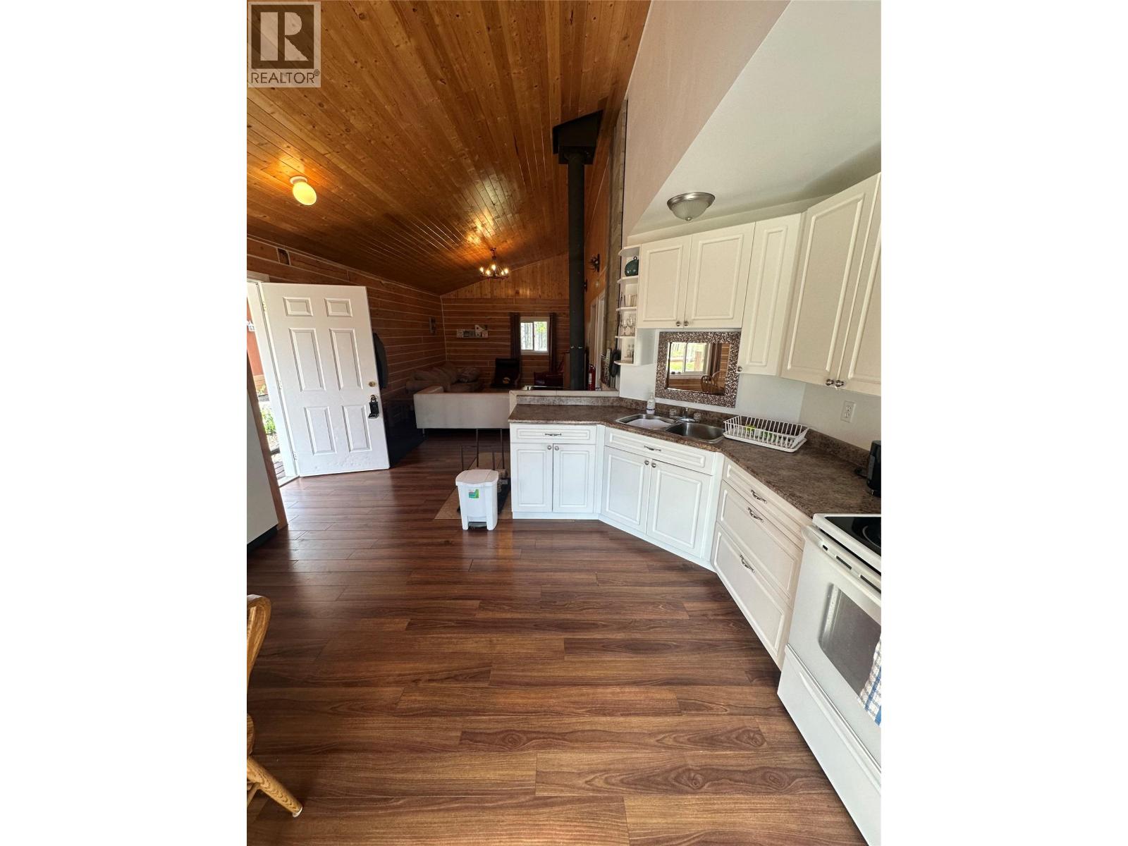 9308 West Middlemiss Road, Chetwynd, British Columbia  V0C 1J0 - Photo 6 - 10385568
