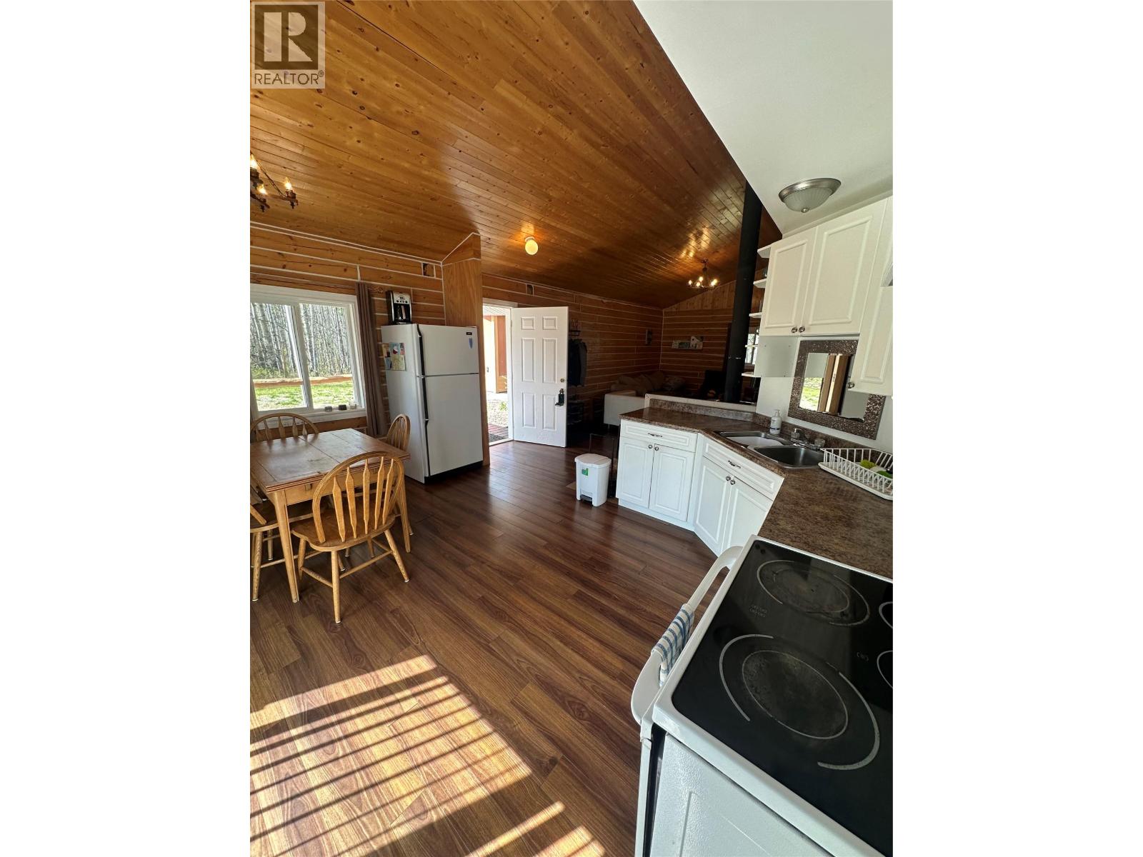 9308 West Middlemiss Road, Chetwynd, British Columbia  V0C 1J0 - Photo 9 - 10385568
