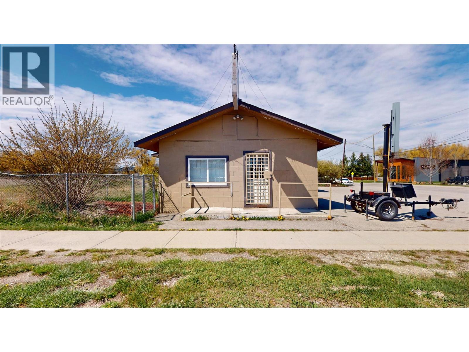 741 20th Avenue N, Cranbrook, British Columbia  V1C 3N4 - Photo 3 - 10385403