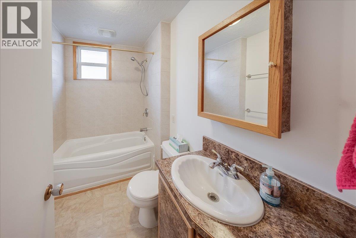 1734 Third Avenue, Trail, British Columbia  V1R 1P9 - Photo 10 - 10385479