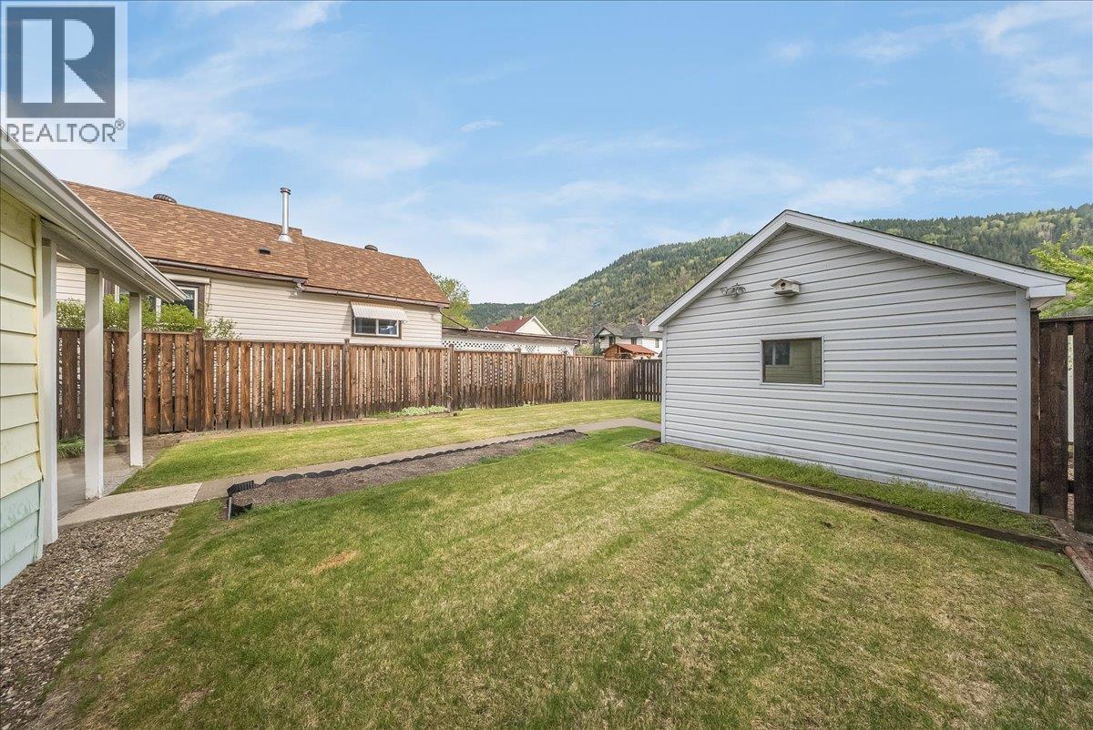 1734 Third Avenue, Trail, British Columbia  V1R 1P9 - Photo 2 - 10385479