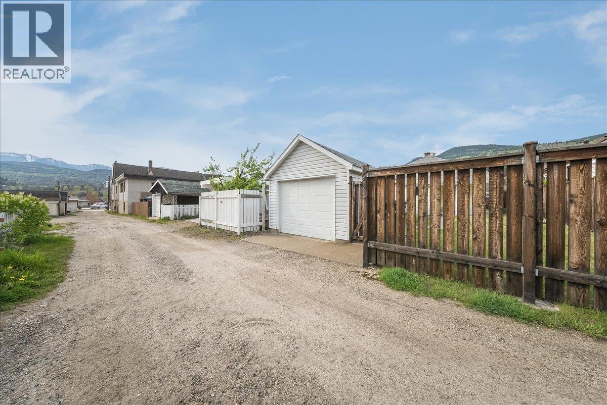 1734 Third Avenue, Trail, British Columbia  V1R 1P9 - Photo 27 - 10385479