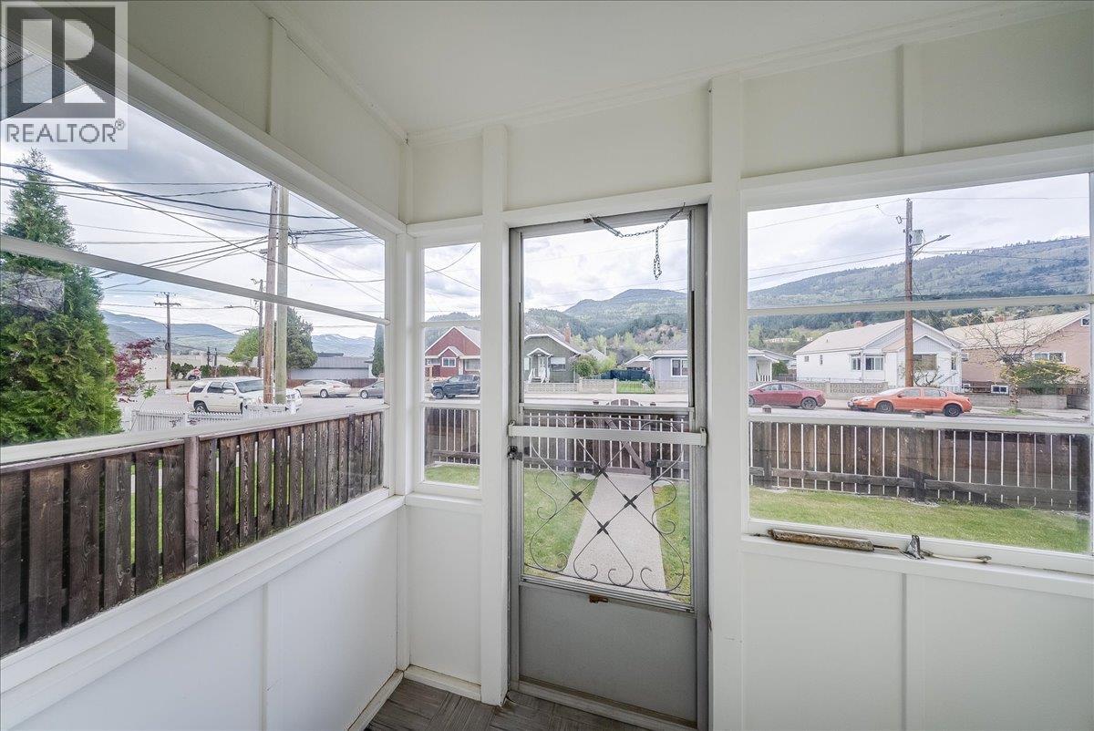 1734 Third Avenue, Trail, British Columbia  V1R 1P9 - Photo 3 - 10385479
