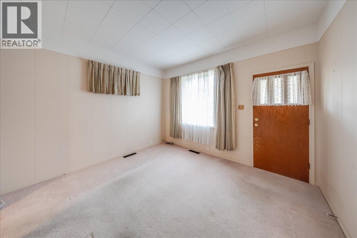 1734 Third Avenue, Trail, British Columbia  V1R 1P9 - Photo 4 - 10385479