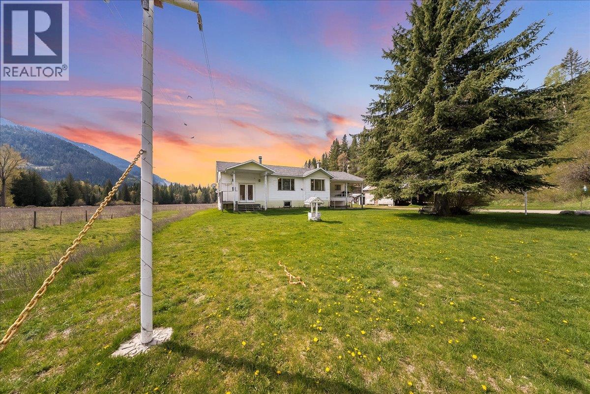 275 Faulkner Road, Fruitvale, British Columbia  V0G 1L0 - Photo 1 - 10385211