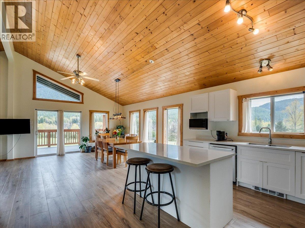 6810 & 6814 Brooks Road, Appledale, British Columbia  V0G 2J0 - Photo 15 - 10384102