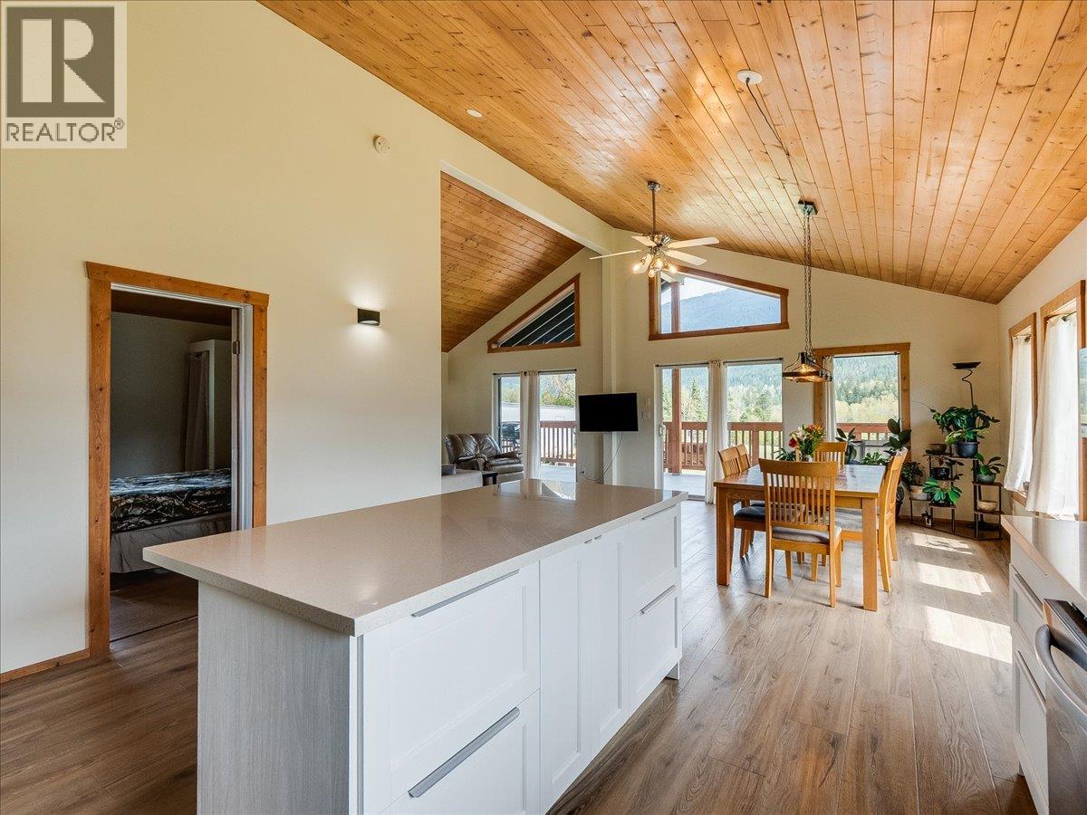 6810 & 6814 Brooks Road, Appledale, British Columbia  V0G 2J0 - Photo 16 - 10384102