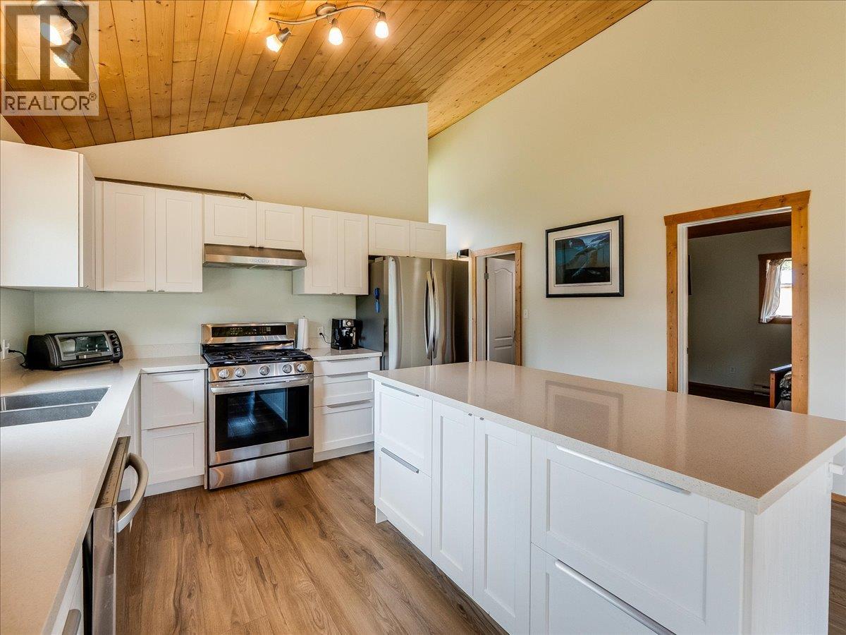 6810 & 6814 Brooks Road, Appledale, British Columbia  V0G 2J0 - Photo 17 - 10384102