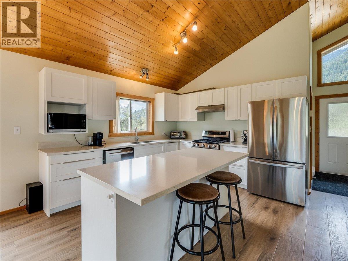6810 & 6814 Brooks Road, Appledale, British Columbia  V0G 2J0 - Photo 18 - 10384102