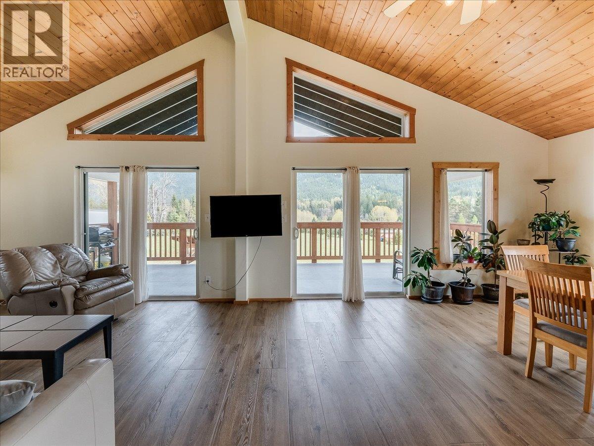 6810 & 6814 Brooks Road, Appledale, British Columbia  V0G 2J0 - Photo 21 - 10384102