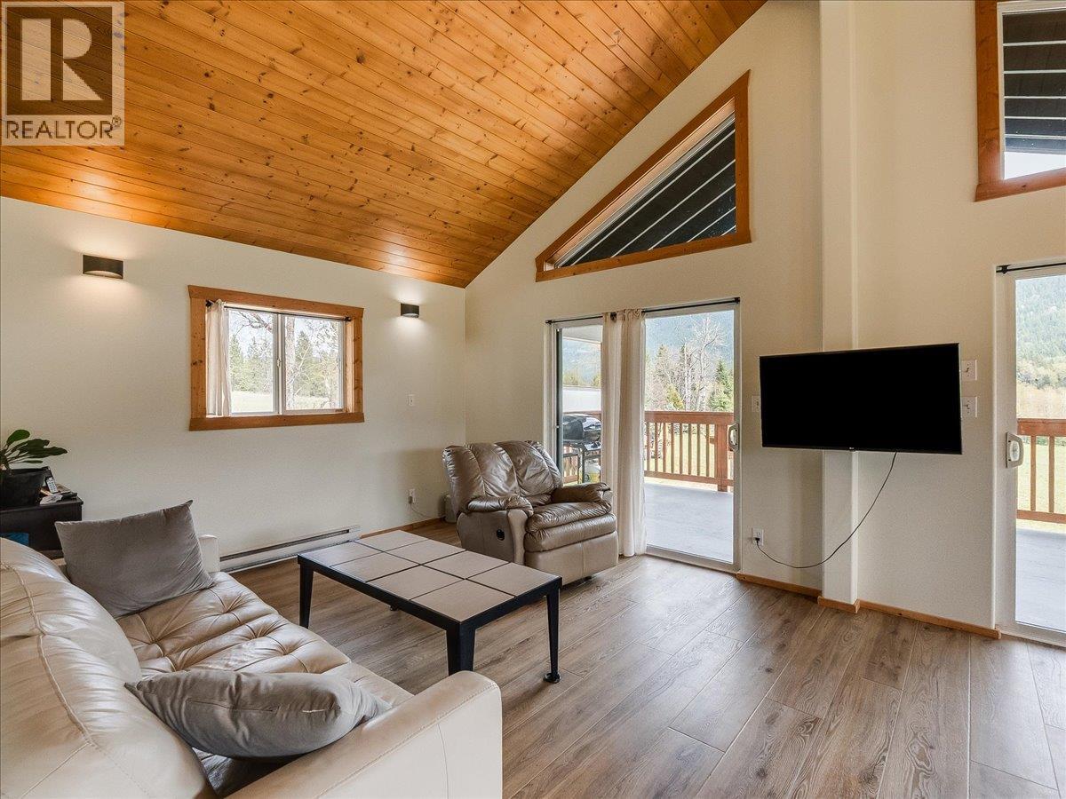 6810 & 6814 Brooks Road, Appledale, British Columbia  V0G 2J0 - Photo 31 - 10384102