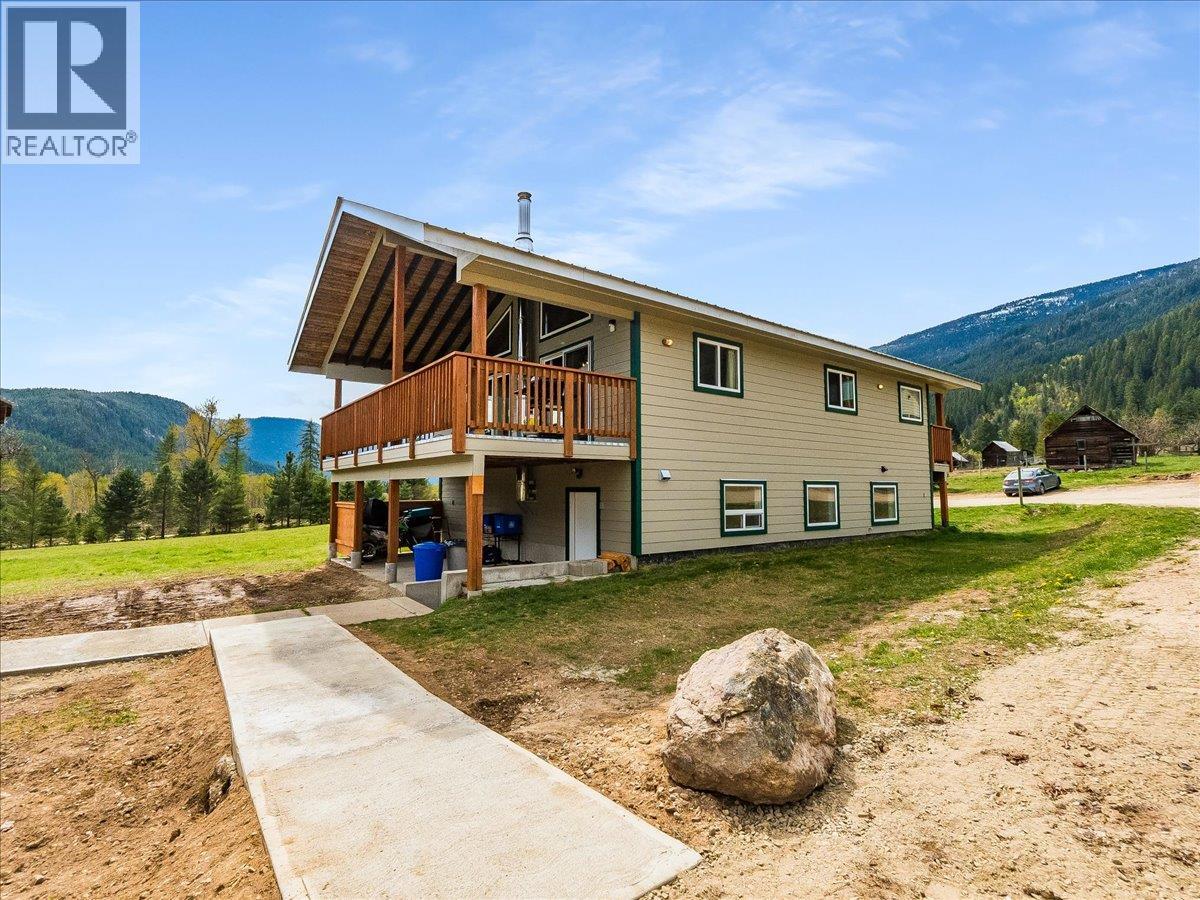 6810 & 6814 Brooks Road, Appledale, British Columbia  V0G 2J0 - Photo 4 - 10384102