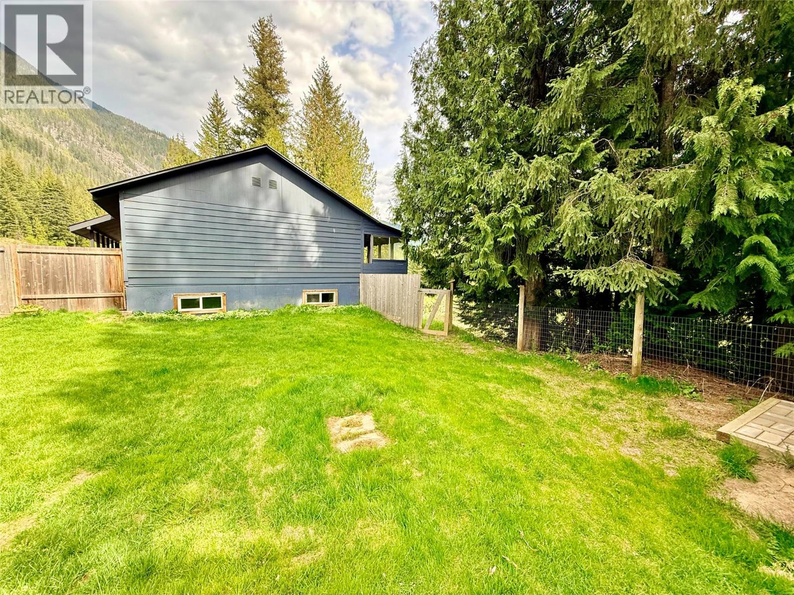 5704 Trans Canada Highway, Malakwa, British Columbia  V0E 2J0 - Photo 22 - 10385110