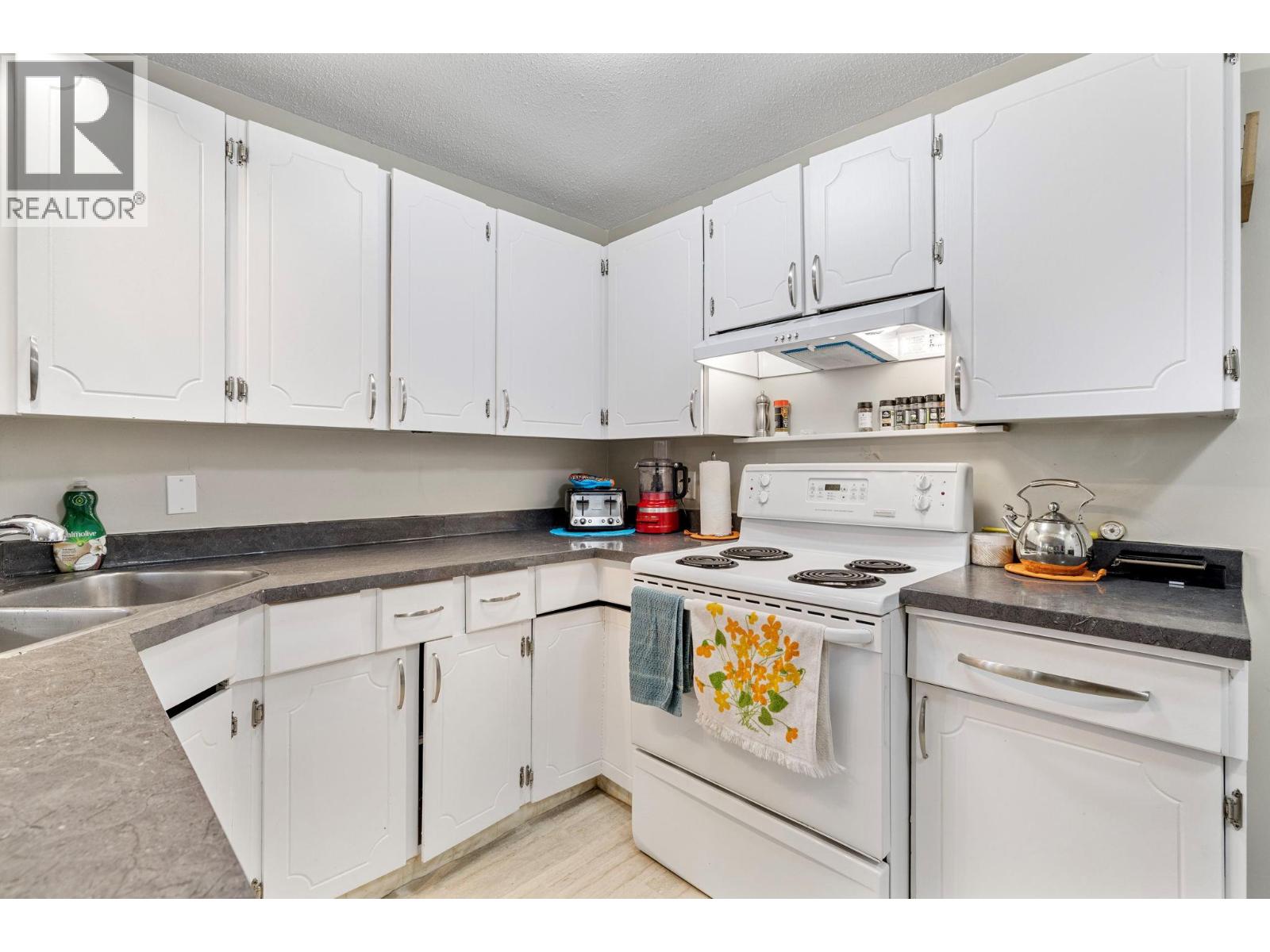 660 Sparrow Road, Kelowna, British Columbia  V1X 4E1 - Photo 43 - 10385354