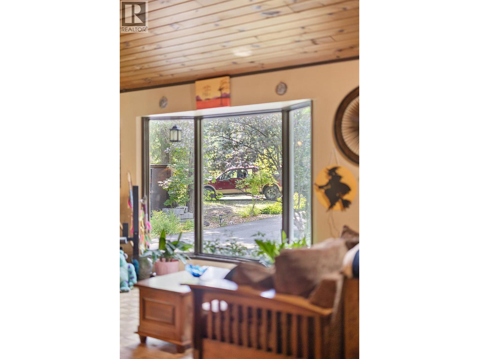 16324 Bowe Road, Crawford Bay, British Columbia  V0B 1E0 - Photo 9 - 10385475