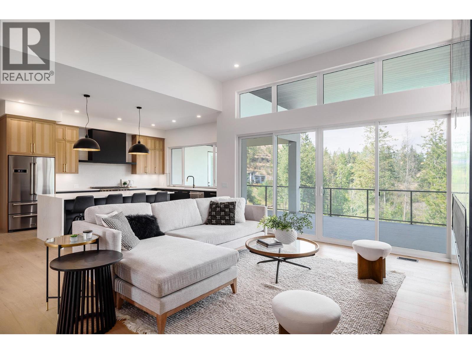 10274 Beacon Hill Drive, Lake Country, British Columbia  V4V 0A9 - Photo 2 - 10385665