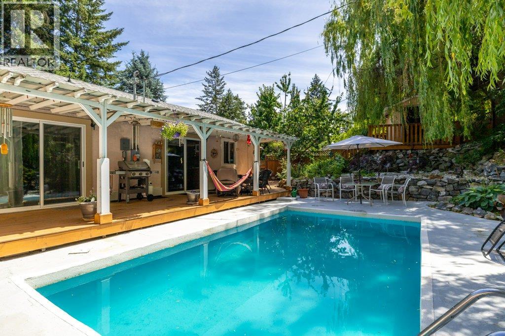 10724 Pinecrest Road, Vernon, British Columbia  V1H 2C1 - Photo 2 - 10384907