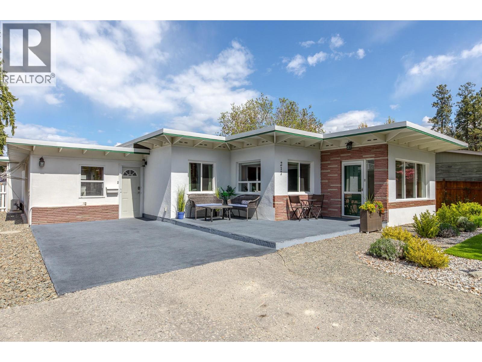 217 Lee Avenue, Penticton, British Columbia  V2A 3V9 - Photo 1 - 10385723
