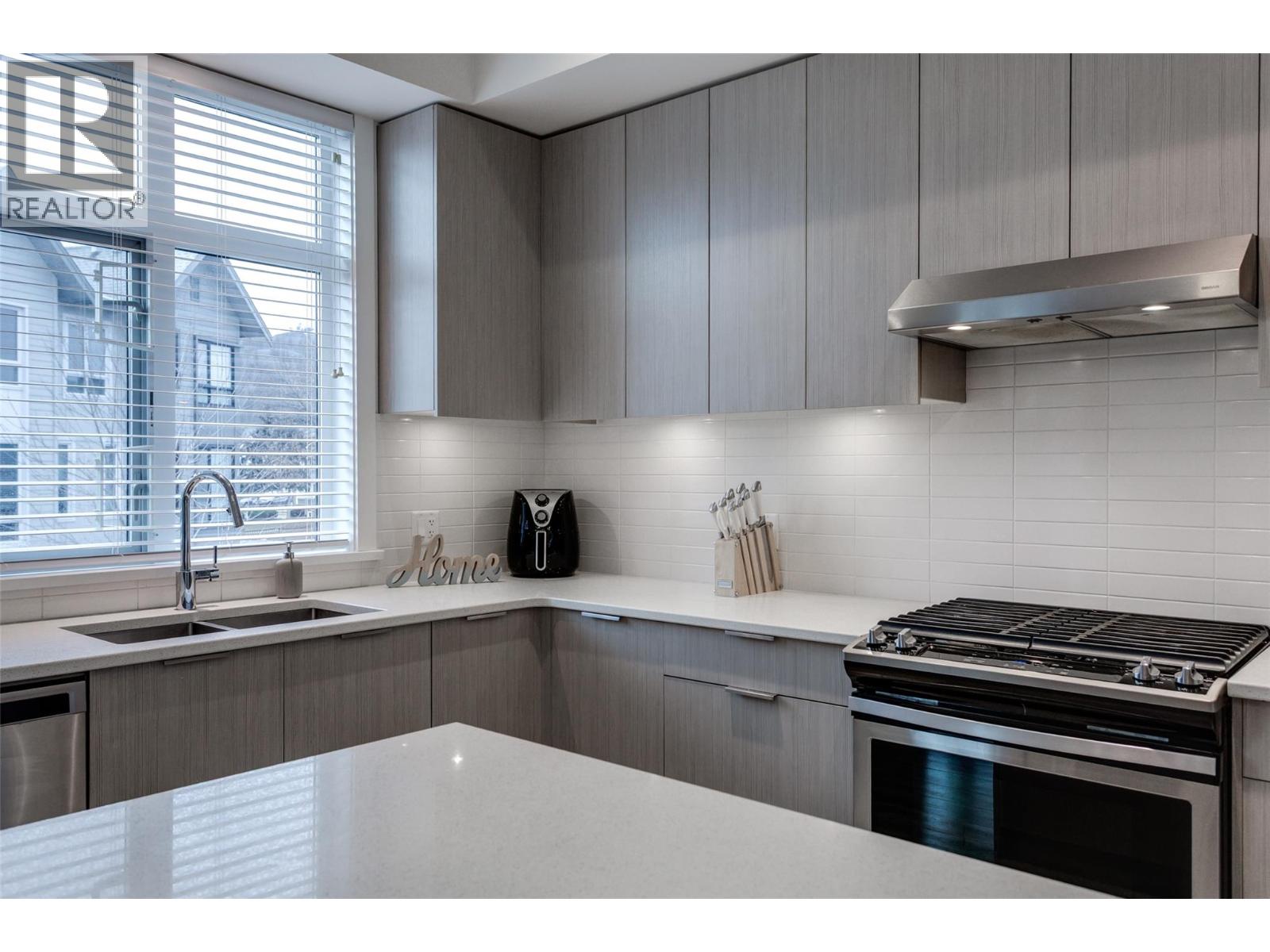 170 Celano Crescent Unit# 4, Kelowna, British Columbia  V1V 0B6 - Photo 1 - 10385616