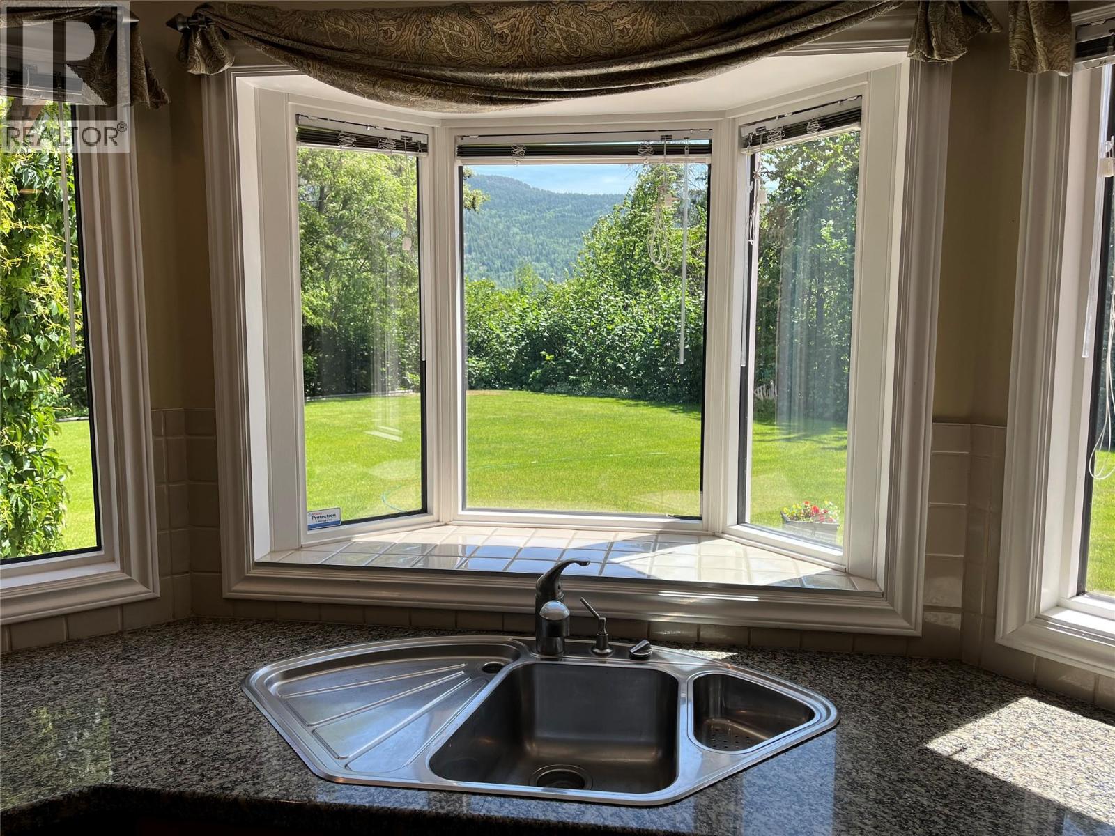 2601 9th Avenue, Castlegar, British Columbia  V1N 2Y7 - Photo 10 - 10384900