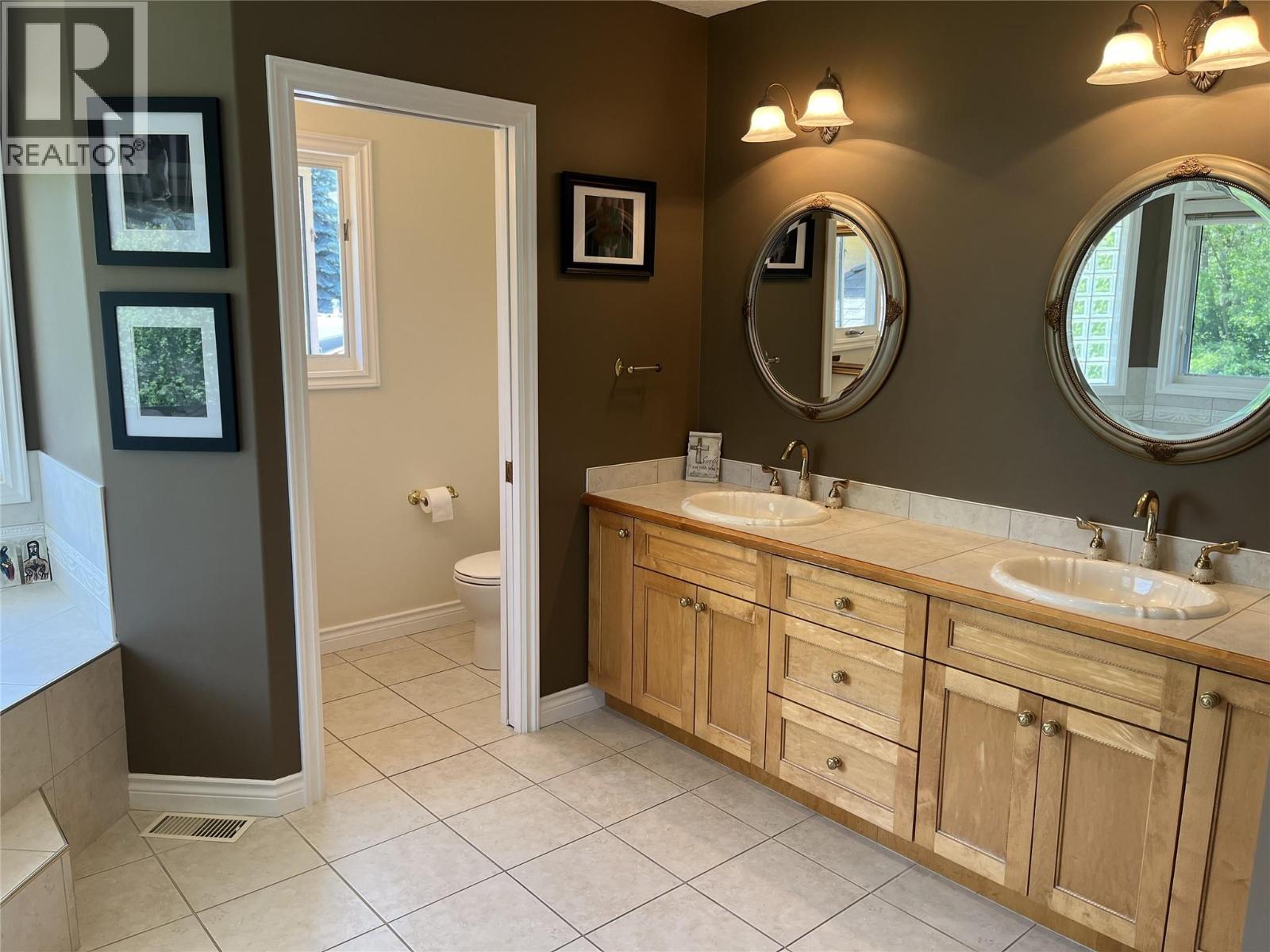 2601 9th Avenue, Castlegar, British Columbia  V1N 2Y7 - Photo 18 - 10384900