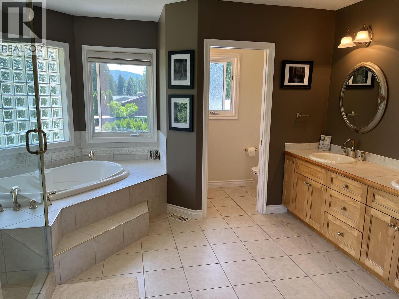 2601 9th Avenue, Castlegar, British Columbia  V1N 2Y7 - Photo 19 - 10384900