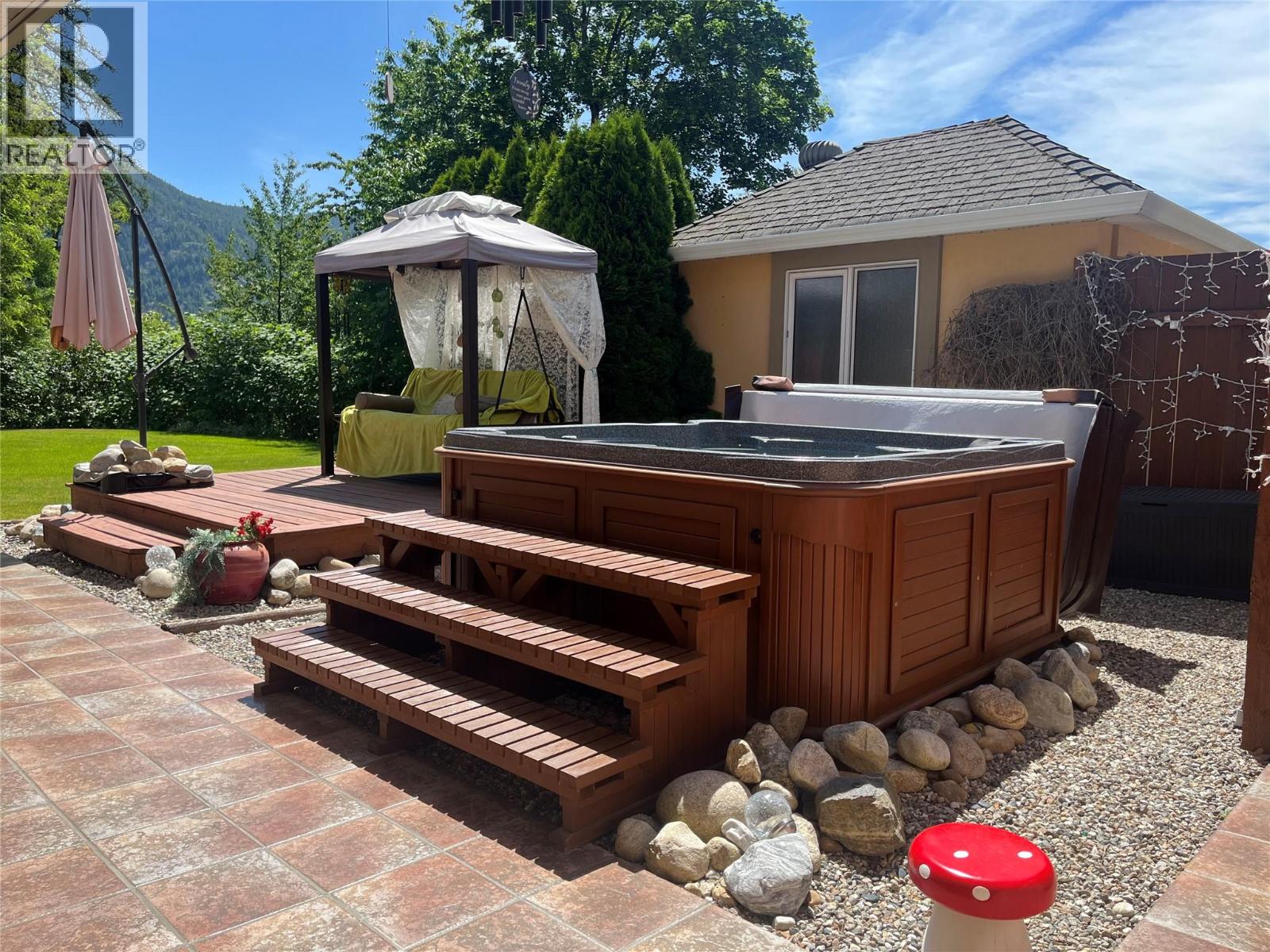 2601 9th Avenue, Castlegar, British Columbia  V1N 2Y7 - Photo 37 - 10384900