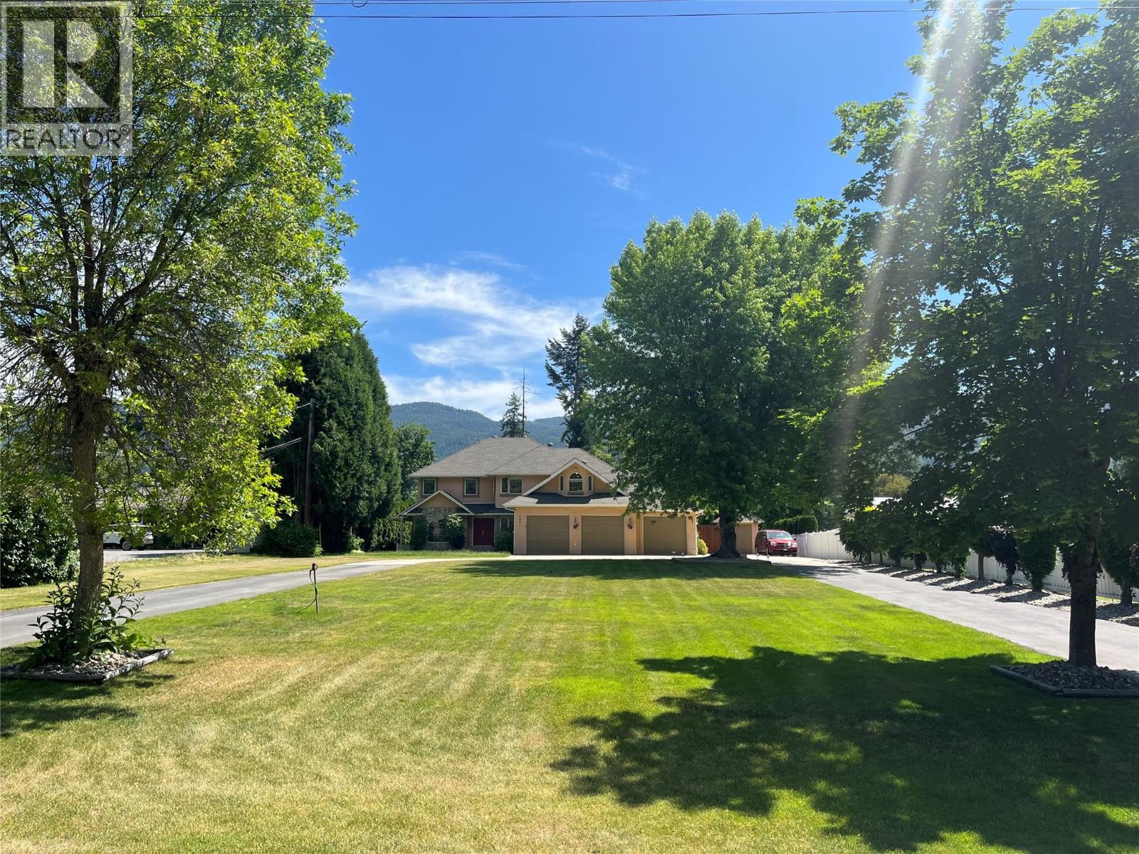 2601 9th Avenue, Castlegar, British Columbia  V1N 2Y7 - Photo 43 - 10384900