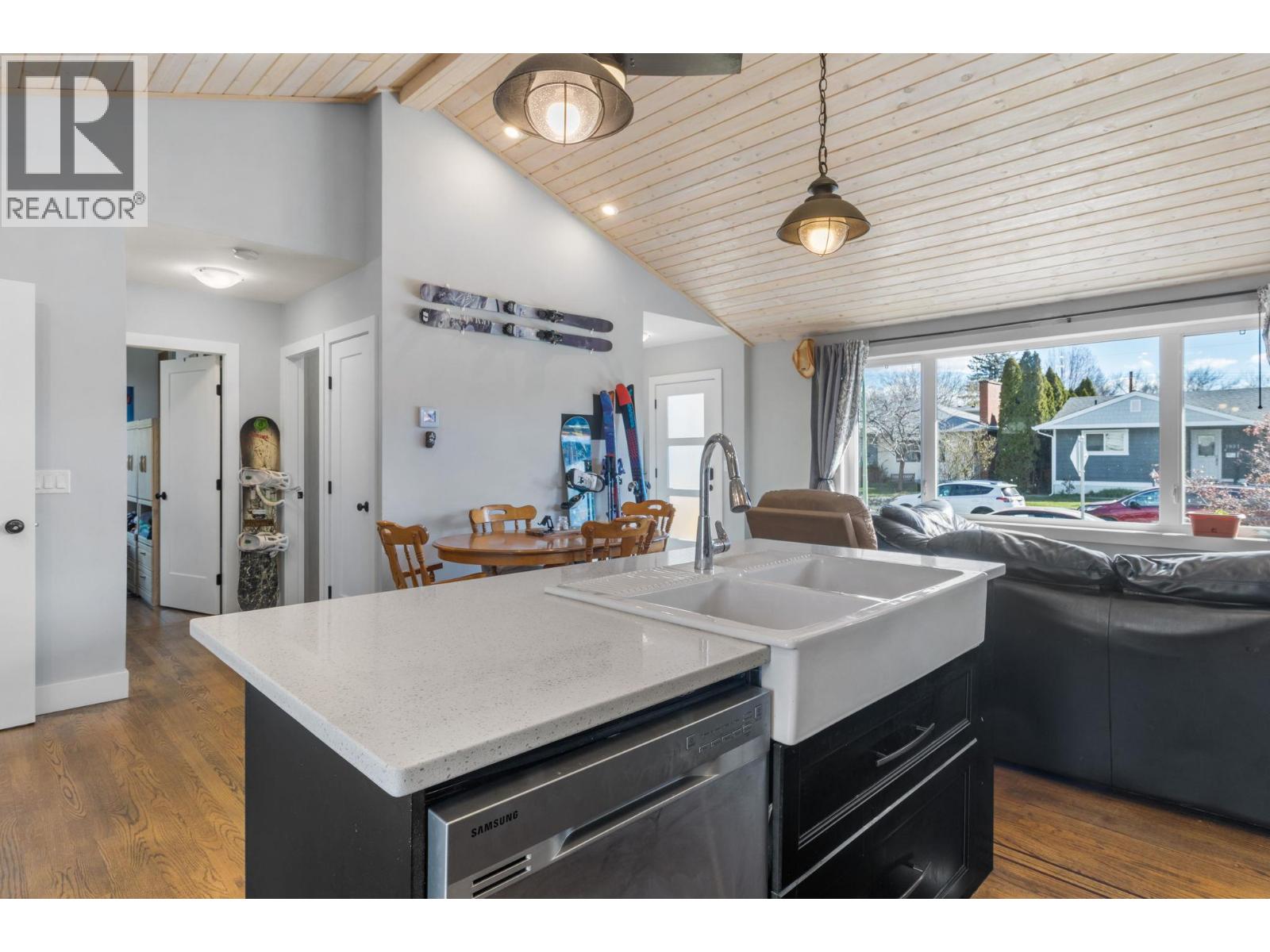 1892 Carruthers Street, Kelowna, British Columbia  V1Y 3B6 - Photo 3 - 10385715