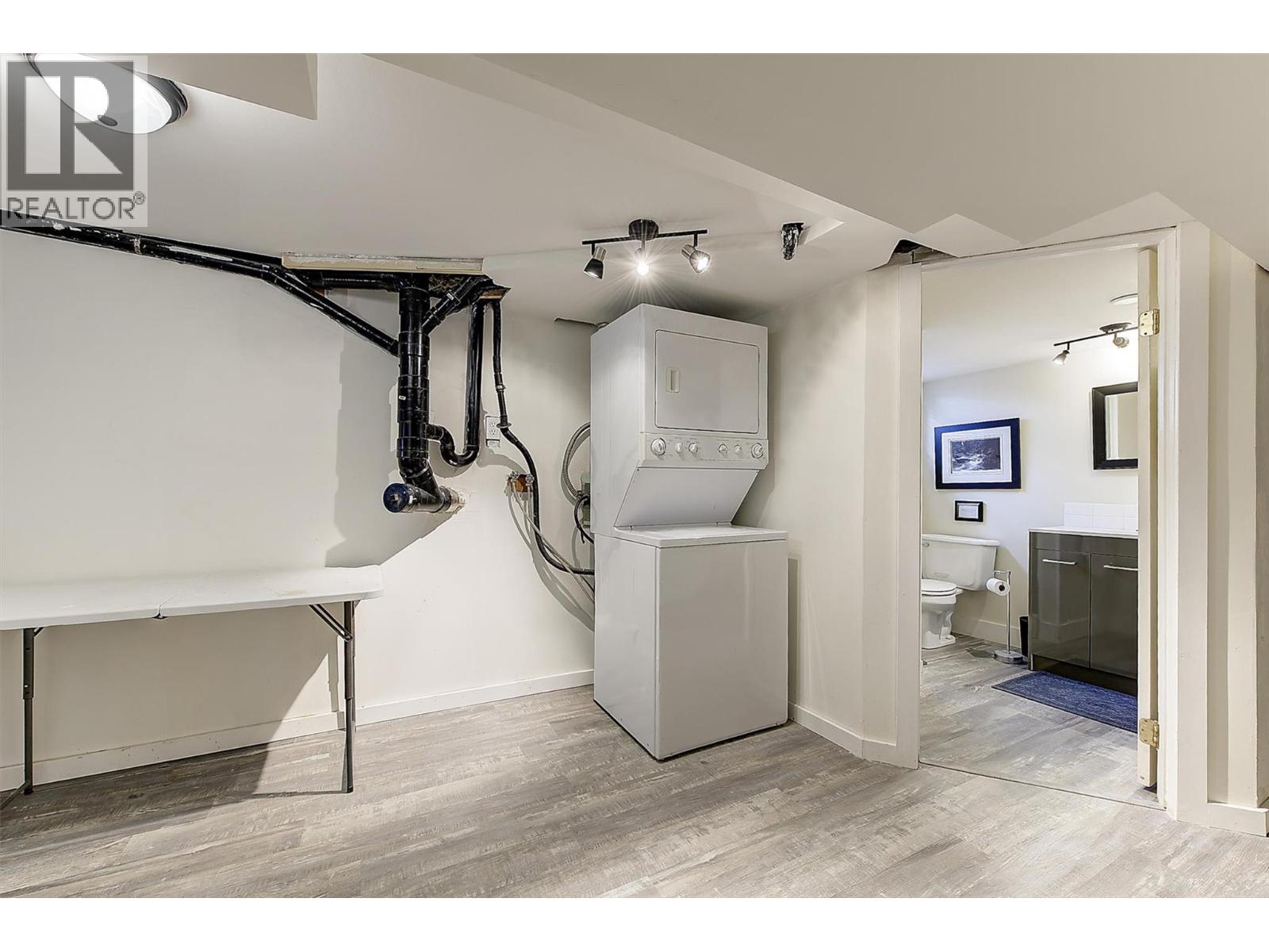 1040 Laurier Avenue, Kelowna, British Columbia  V1Y 6B1 - Photo 31 - 10385688